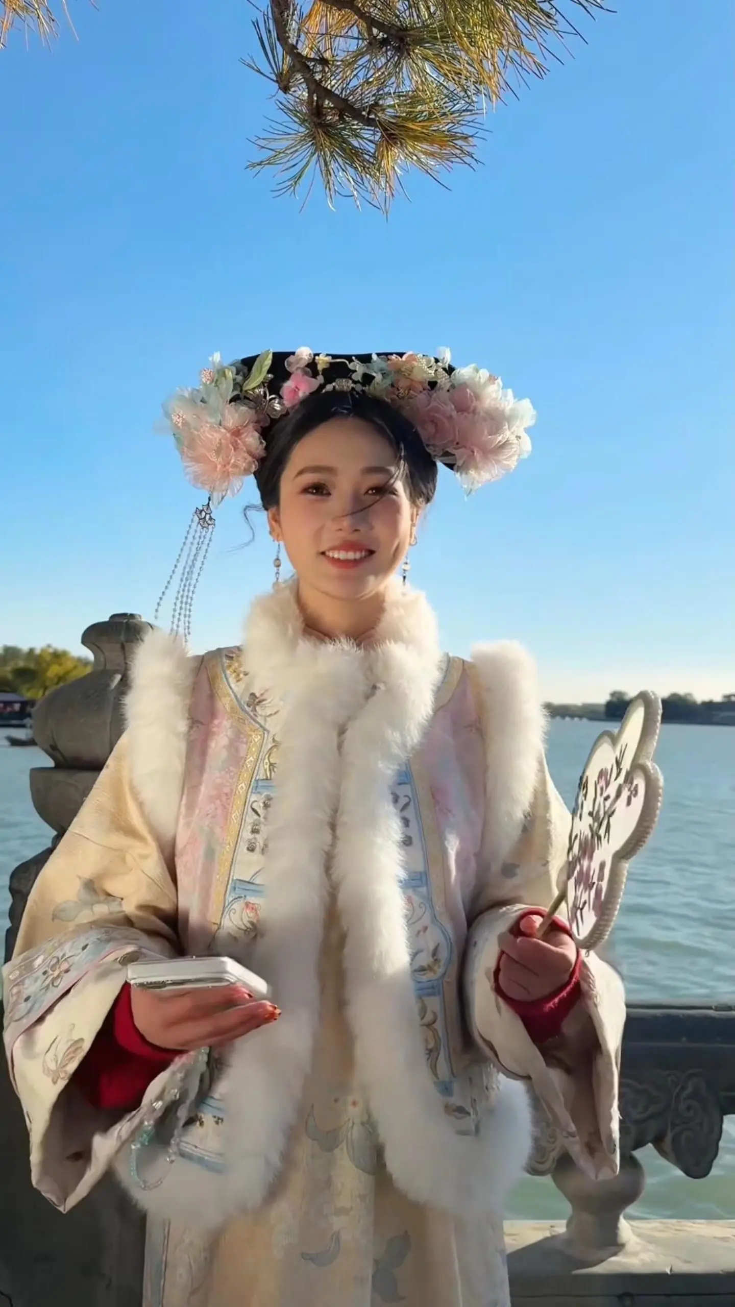 你的心底，是否也藏着一个只能遥望，却无法。    凭栏望向远处的湖山...