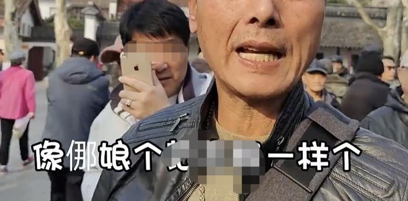 街头聊天
这老球迷看样子不是老满意大将军。