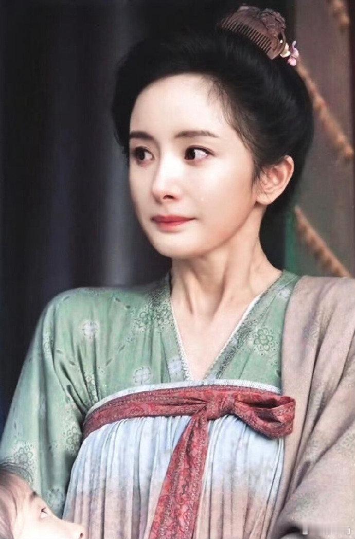 杨幂身边站了两个李善德杨幂《长安的荔枝》泪滴戳心，郑玉婷送别李善德爱意满满。中式