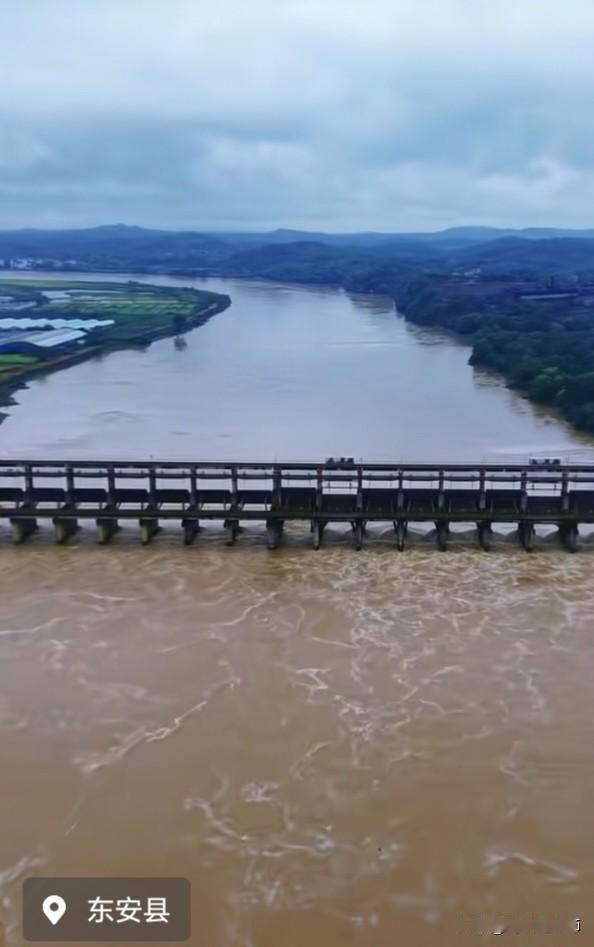 前两日，永州及其毗邻的桂林均降下大雨。尤以前天为甚，雨势滂沱且持续良久，致使湘江