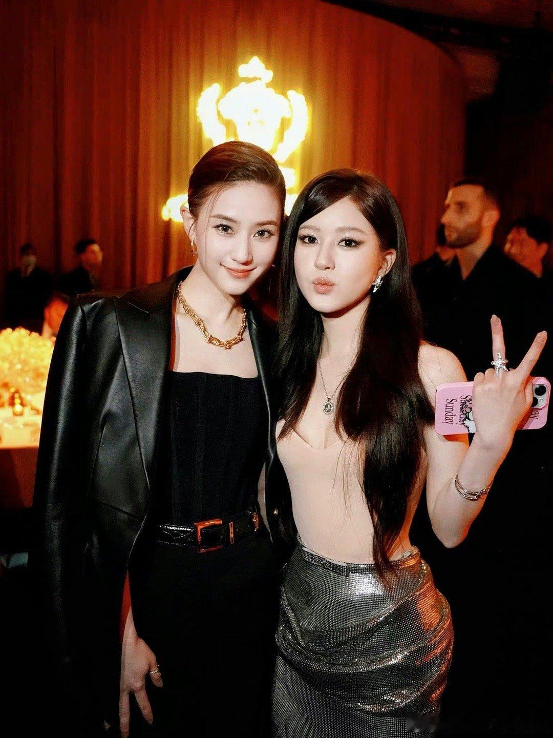 很难辨别谁是女明星[哆啦A梦吃惊]#何超莲赵露思合照# ​​​