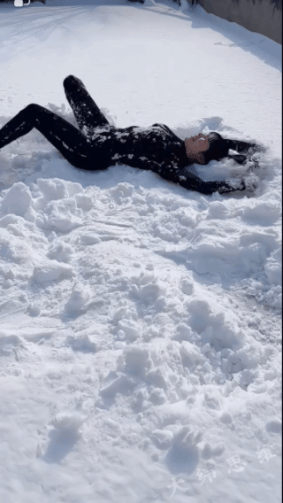 被压抑太久，
雪地撒撒野吧！