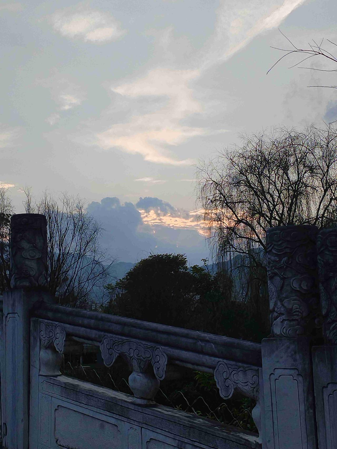 带定位晒今日生活 
我的今日状态：😁轻松愉悦
我这儿的天气：🌤️多云。这般好