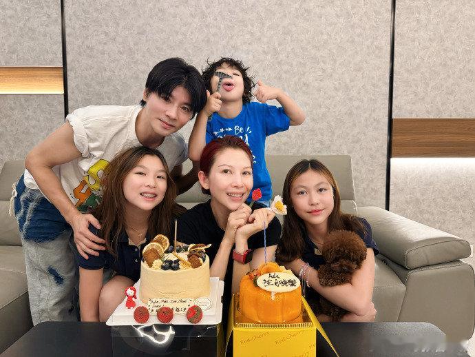 ​​​​蔡少芬张晋一家五口合照张晋发文为蔡少芬庆祝生日，蔡少芬状态也太好了吧，被