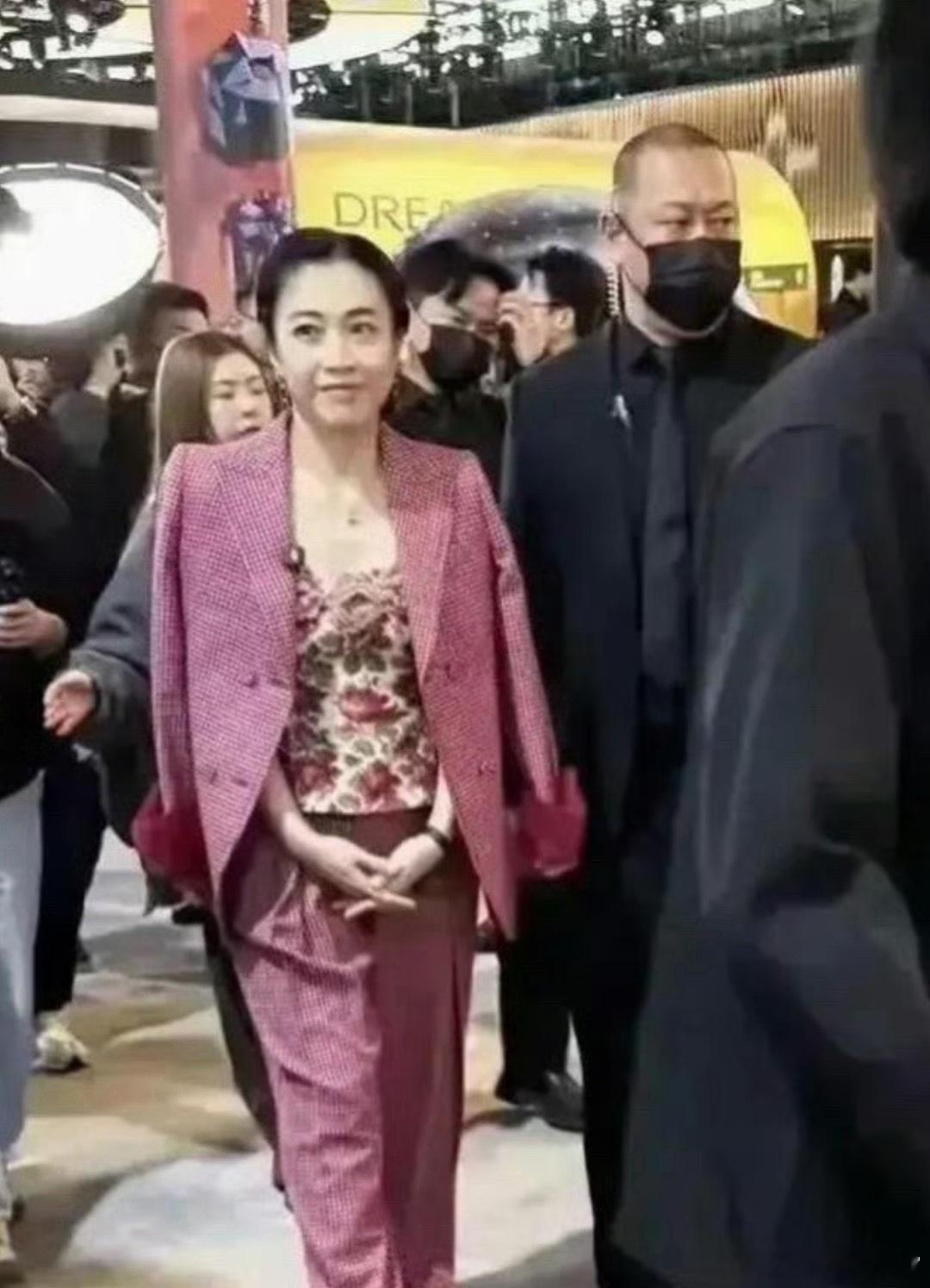 女首富甘比现身上海，天庭饱满一看就是有福之人。 