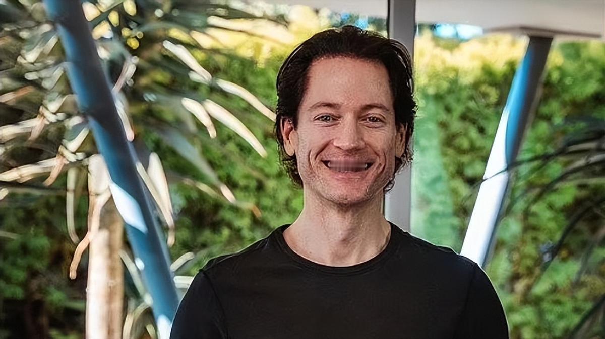 狂砸10亿，跟儿子“换血”的美国富豪，成为世界首位返老还童的人。

长生不老、返