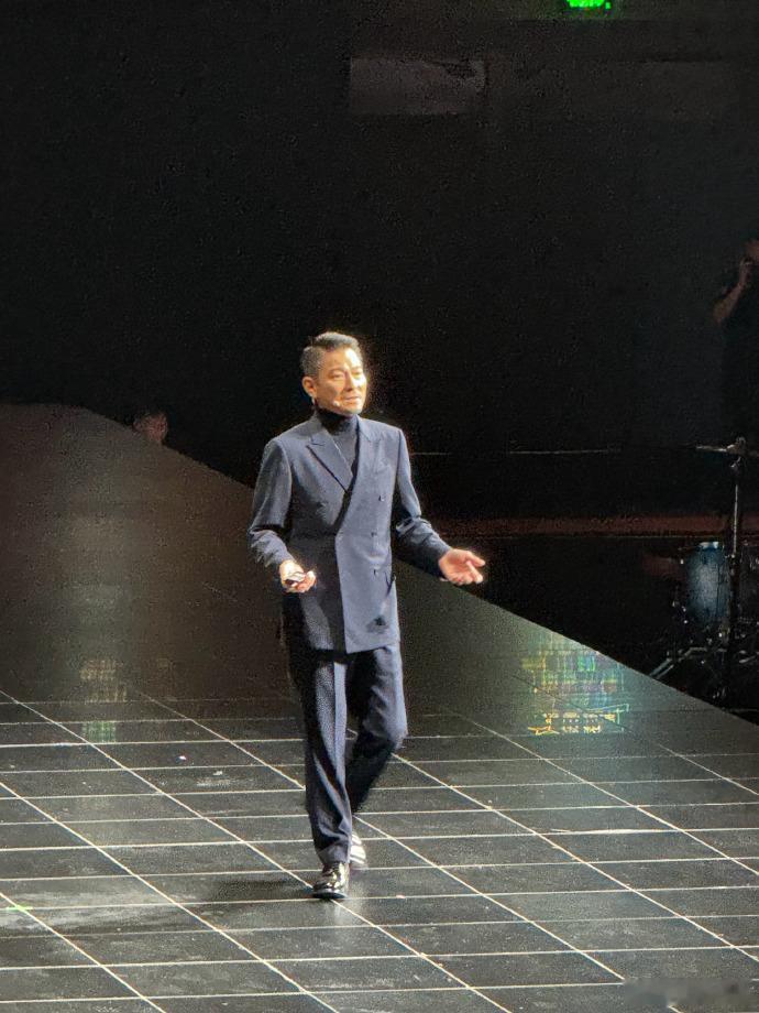 这次刚好不去发布会就碰到华仔要唱歌啊[苦涩][苦涩]刘德华问网友想听什么刘德华将