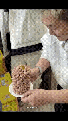 老板：完了，是隔壁店来人了。