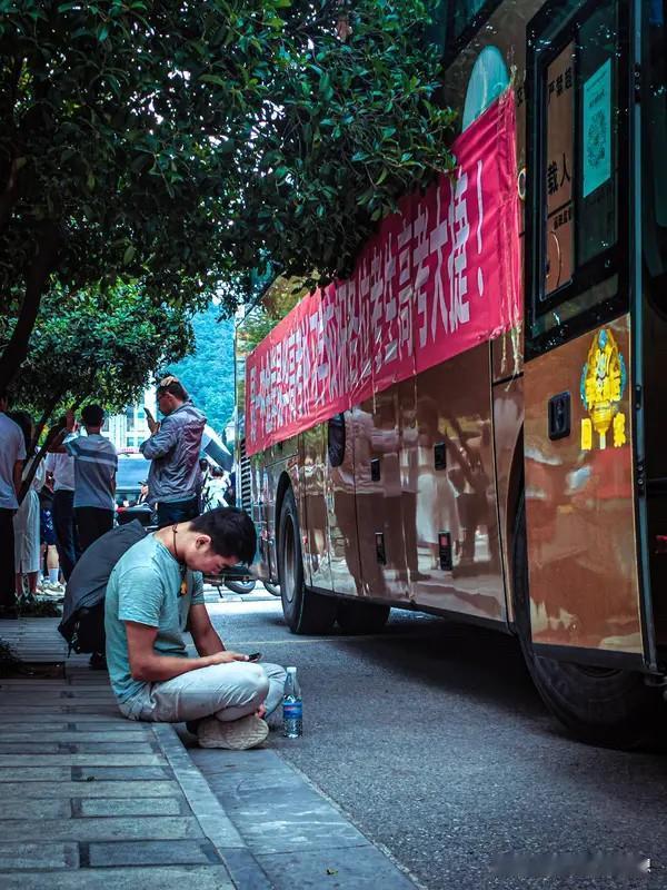 我认为没啥感觉，女儿高考过去多年了，高考对于我来说没啥感觉了。

我记得女儿高考