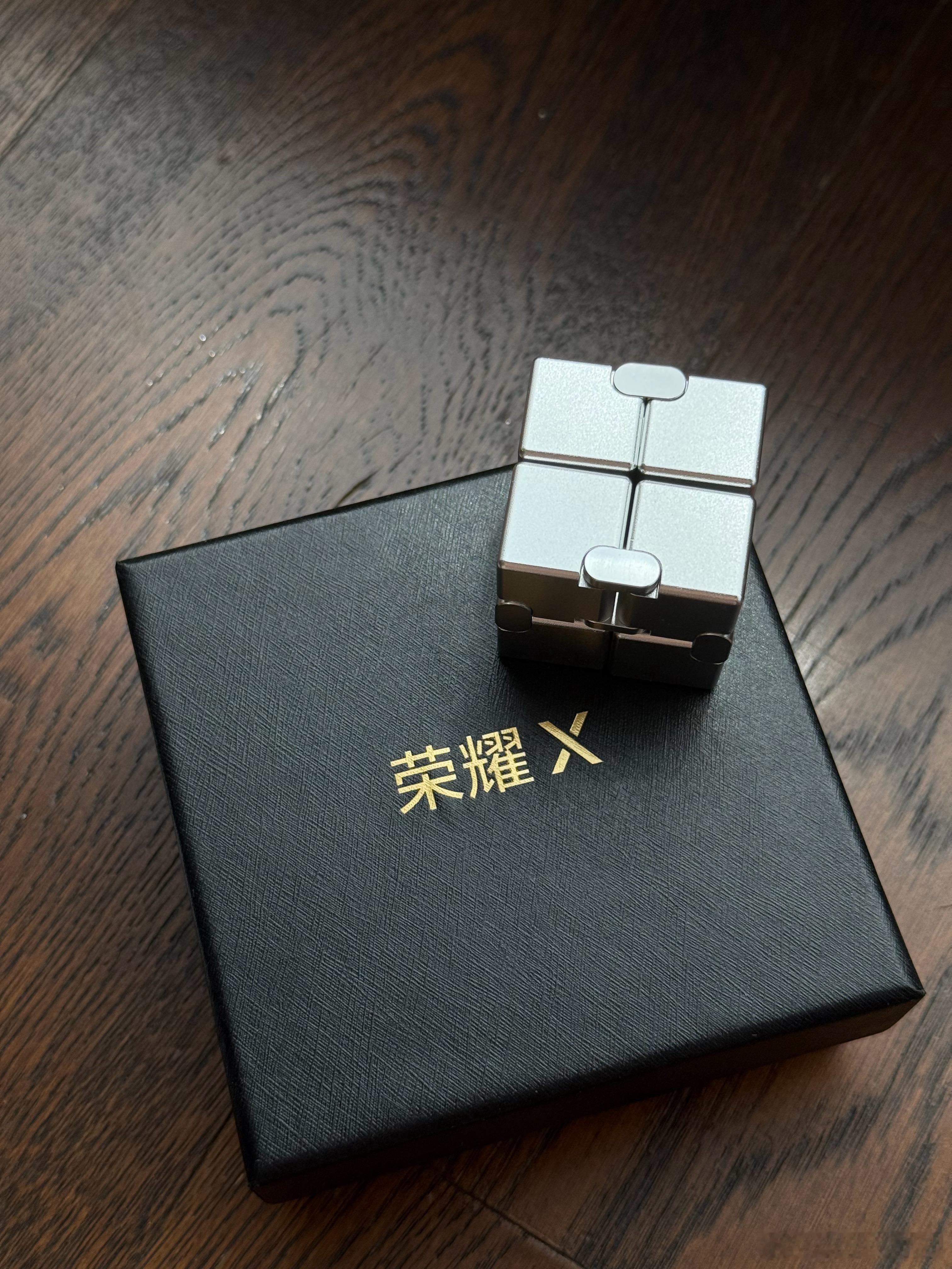 荣耀给寄了个手感极好的正方体，这又是准备搞什么大事荣耀X80ProMax