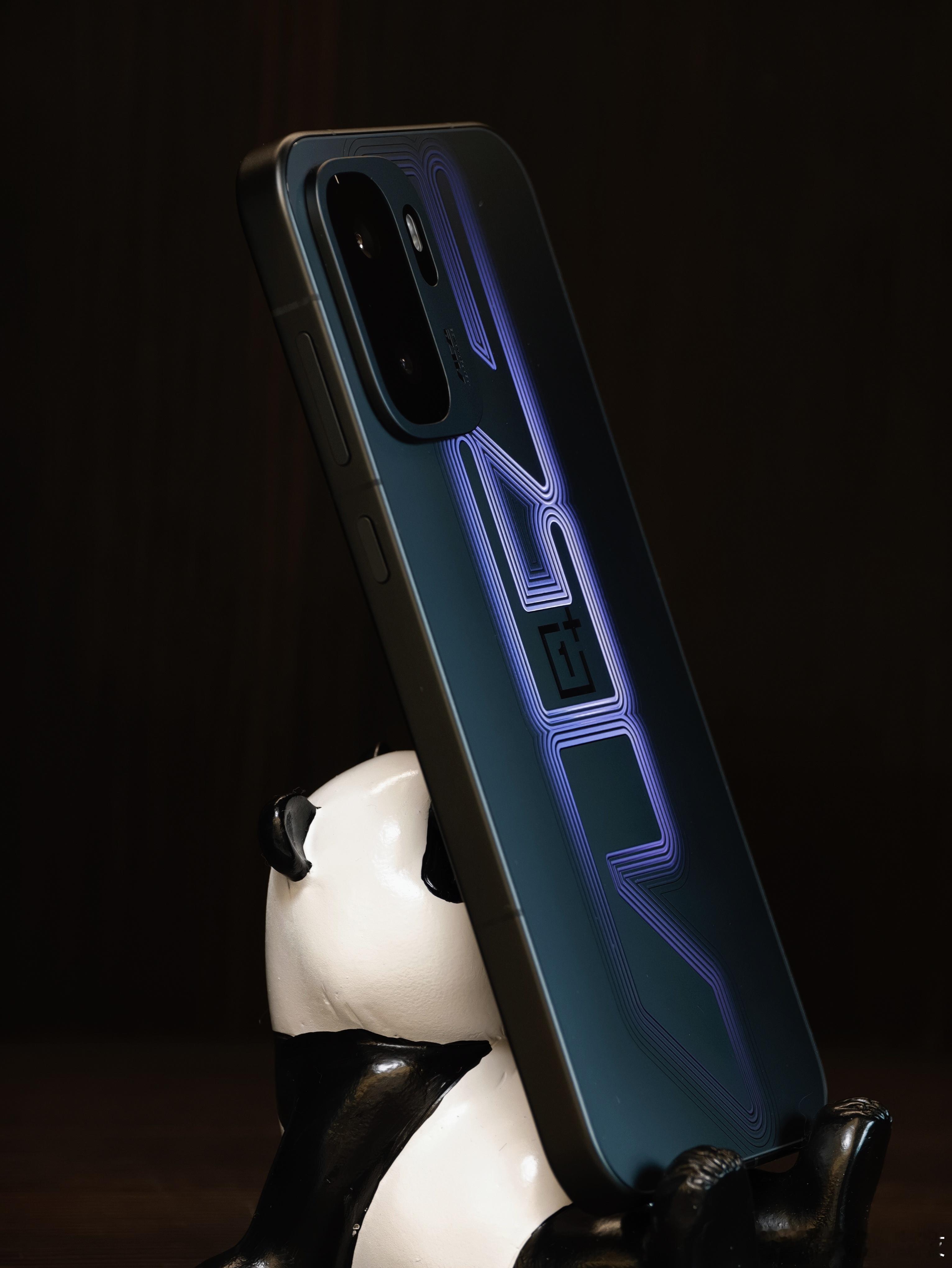 来组一加Ace6至尊版手机图，背面是真帅啊，感觉像装了灯，还特别有辨识度，你们喜