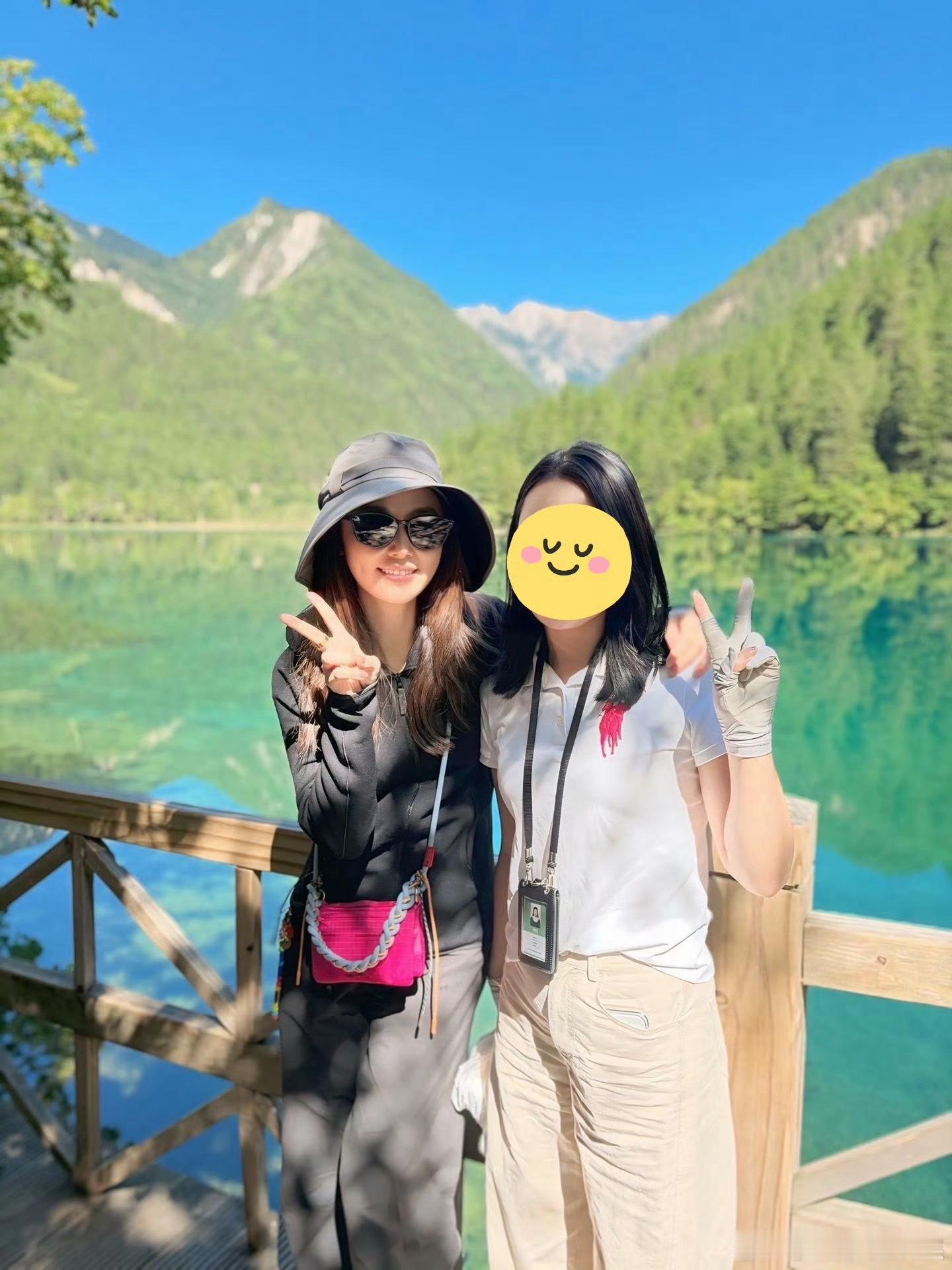 九寨沟偶遇林心如九寨沟偶遇林心如拍摄 九寨沟偶遇林心如，与路人比耶合照很亲和。 