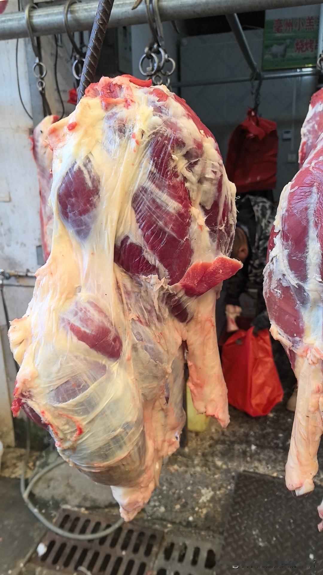 牛腱子，肉质紧实有嚼劲，每一口都是满满的幸福感，精选牛腱，老卤慢炖，香飘四溢，味