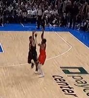 理性分析库里垫脚是否故意？？注意，库里在伸出腿之前，是先看了一下地面的，他低头看