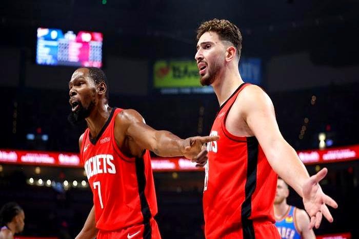 37岁的杜兰特双手撑着膝盖大口喘气，汗水直愣愣砸在地板上。你真以为休斯顿现在这套