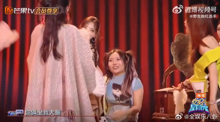 李雪琴左拥李一桐右抱孟子义你好星期六 天呐！hi6舞台彩排，李雪琴腰伤坐着，热情