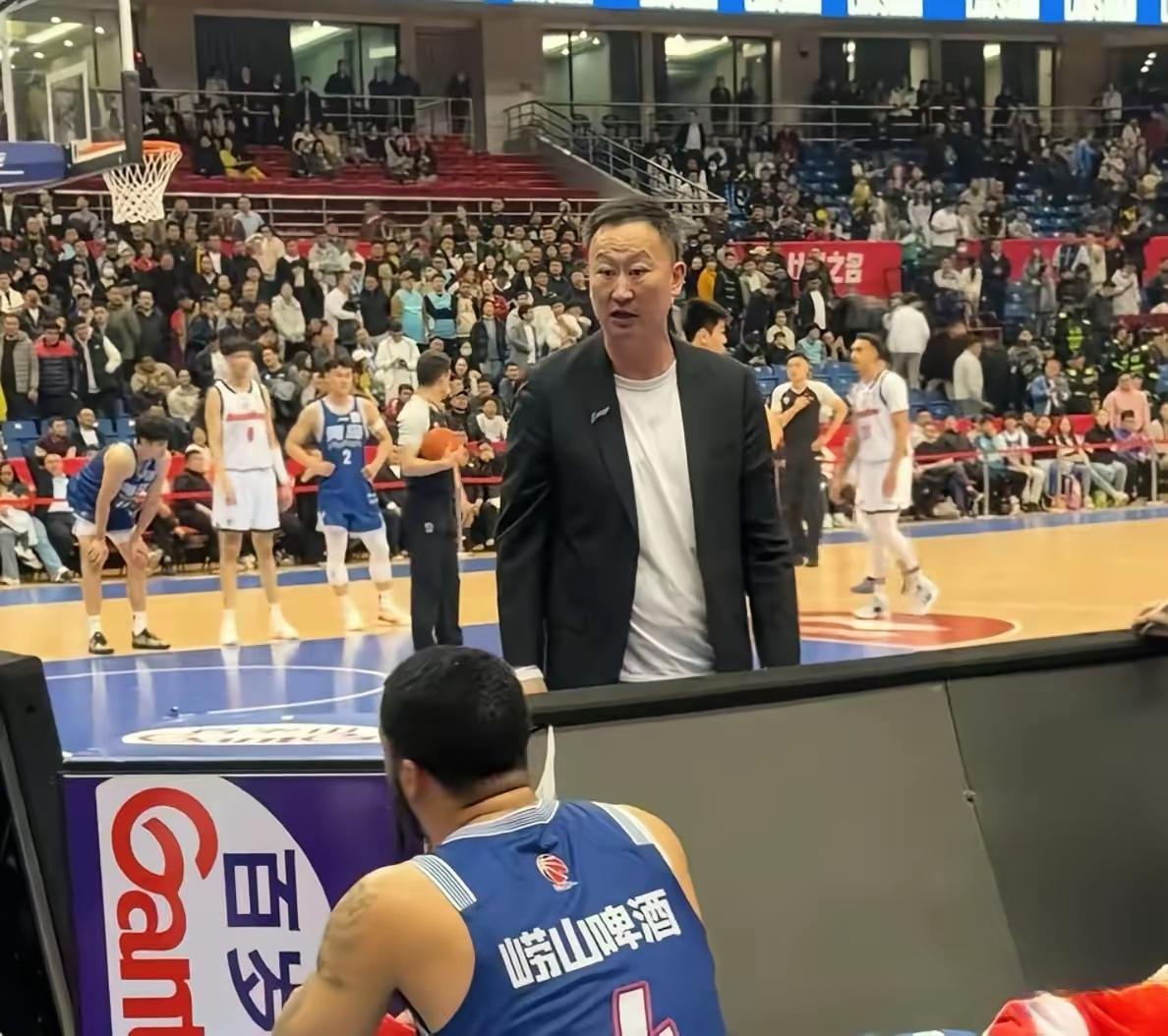 105：110，青岛国信男篮加时输给广东东阳光，这场比赛刘维伟那个不服气，赛后情