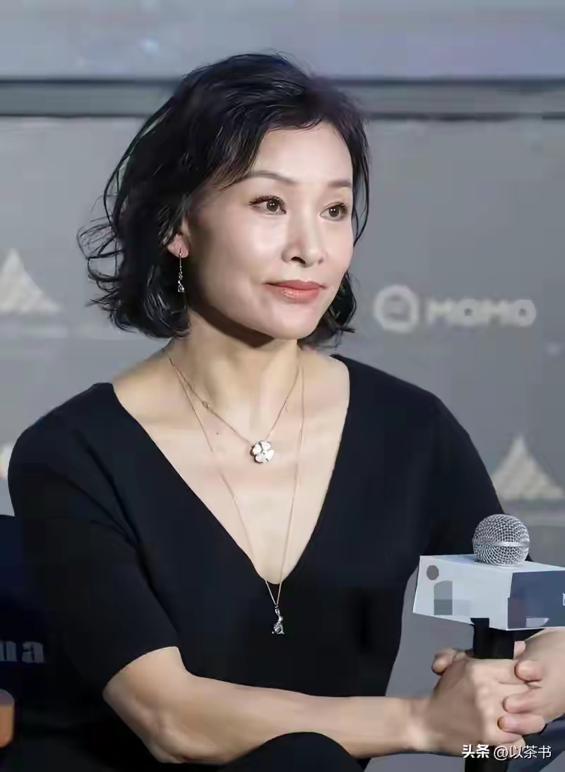 原来她已回上海定居，丈夫和女儿都在美国，65岁仍在国内奔波挣钱 
