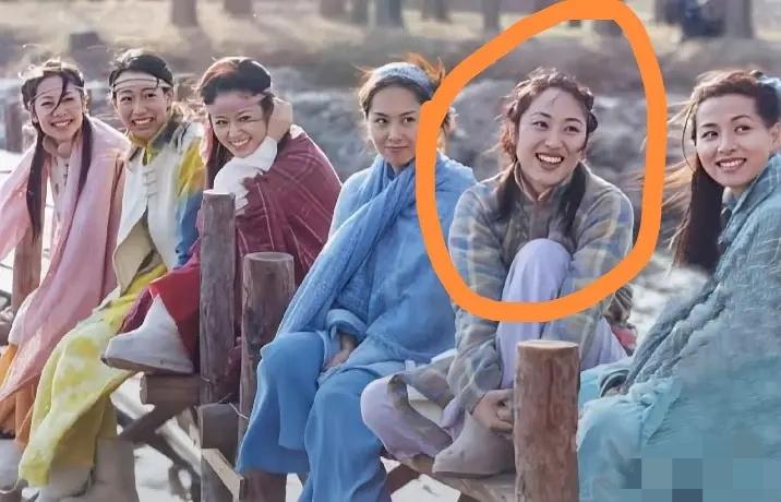 一直觉得陈法蓉的短发造型是封神级别的，长发反而掩盖了她的优势，少了那份独特的气场