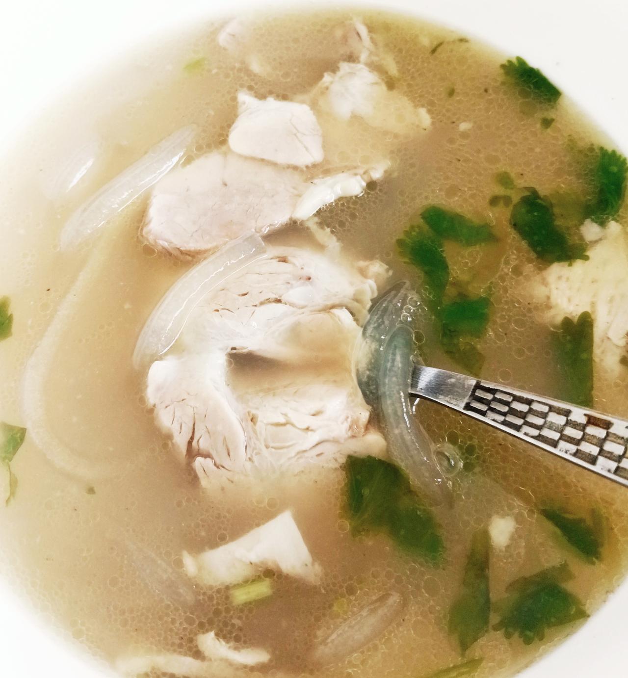 腰疼第四天，依旧行动困难。
早上老伴去楼下打了羊肉汤，汤不太好看，味道还可以，我