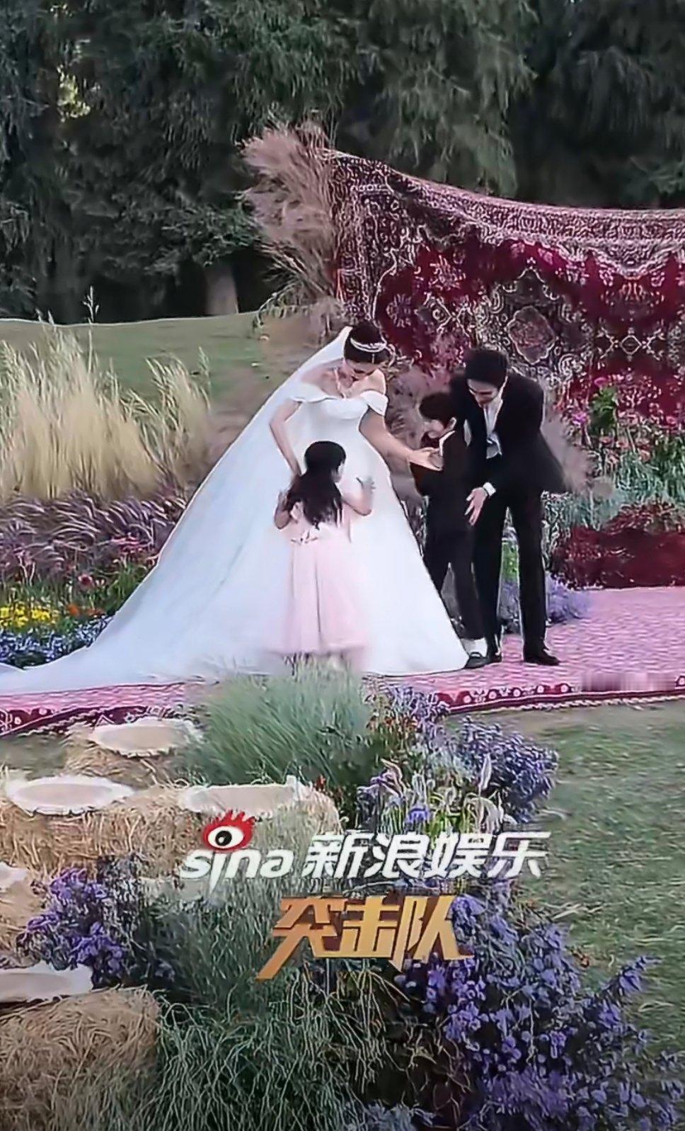 姜潮麦迪娜儿女现身婚礼筹备现场夫妻俩筹备婚礼还带着一双儿女，一家人同框画面温馨又
