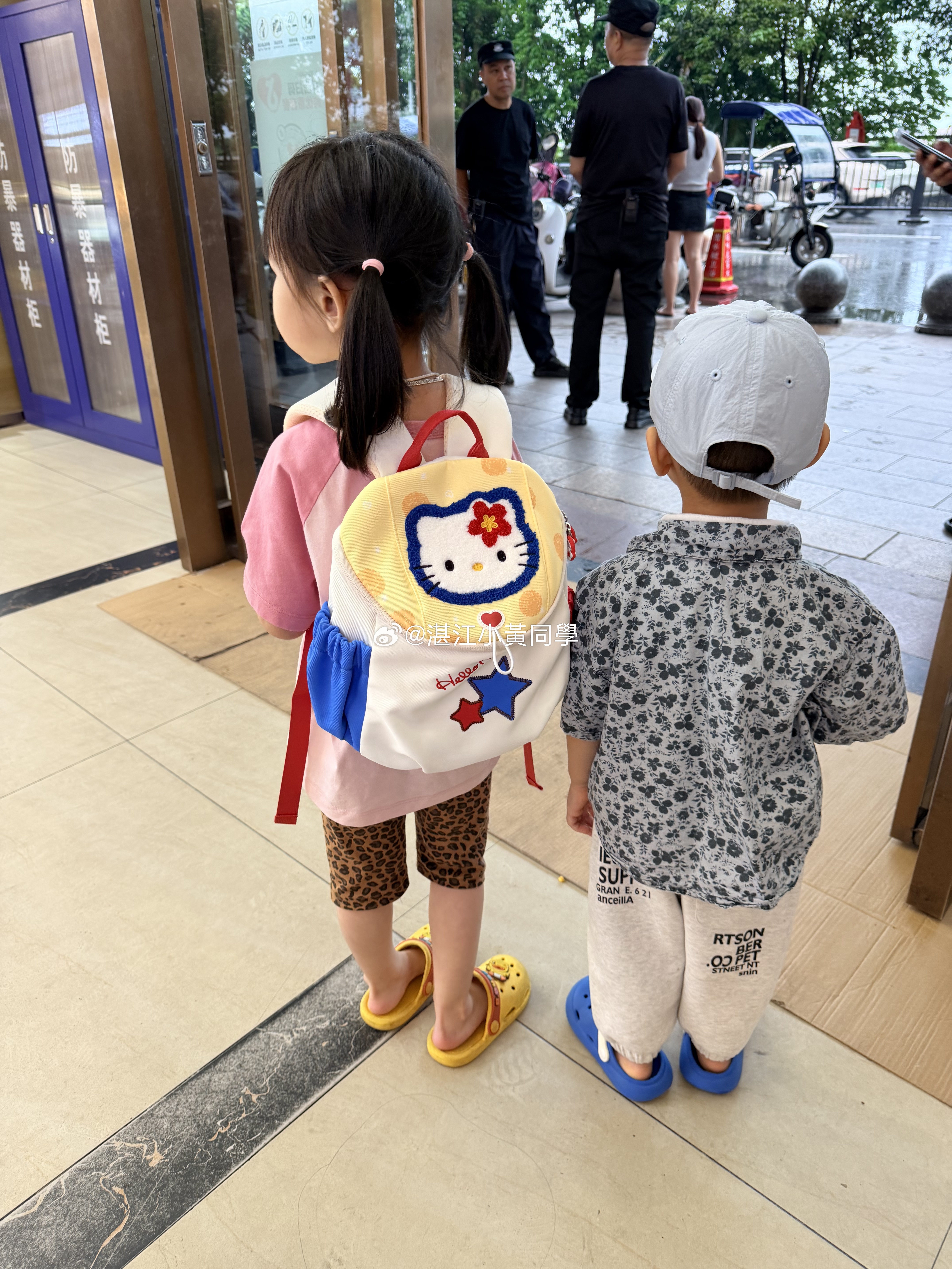 书包🎒买好了，就准备送距回学校，开启人生的第一堂课