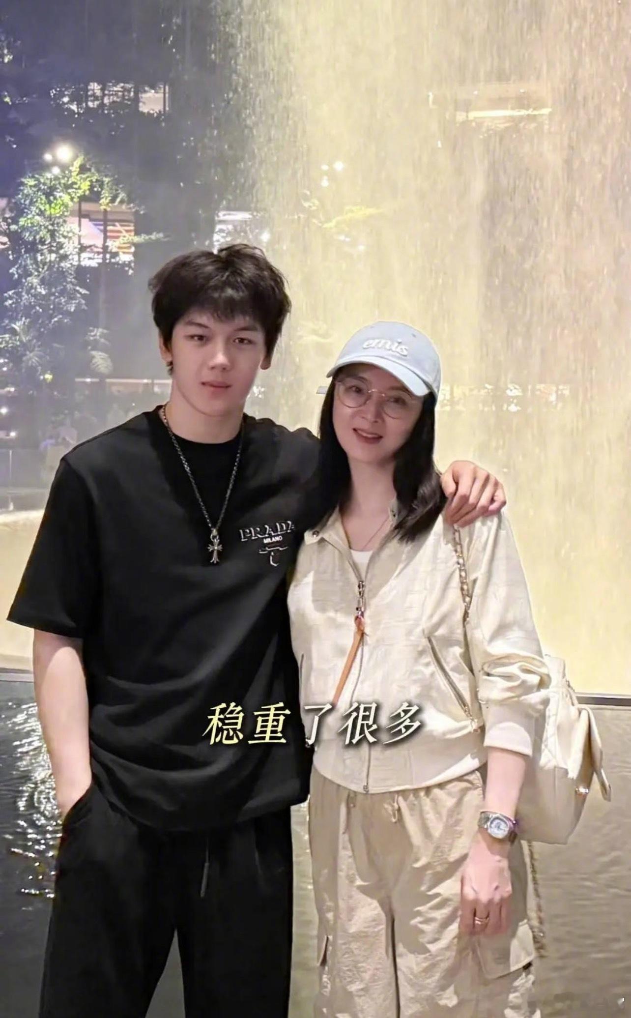 王艳和19岁儿子球球合照王艳儿子颜值