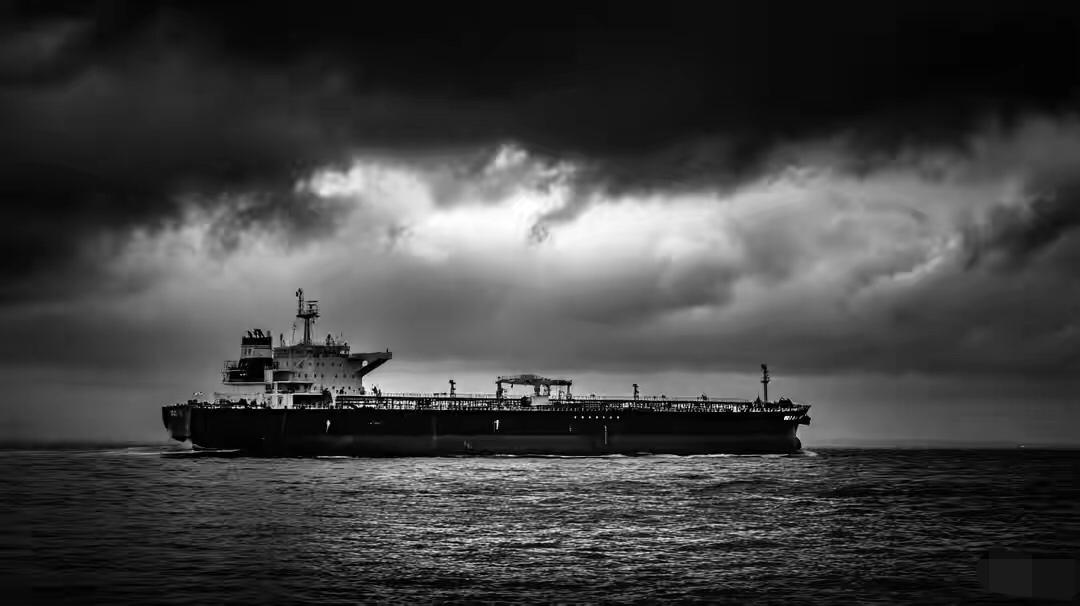 全球油价狂飙40%！中美日三国汽油涨幅各不相同！中东局势一紧张，国际原油直接起飞