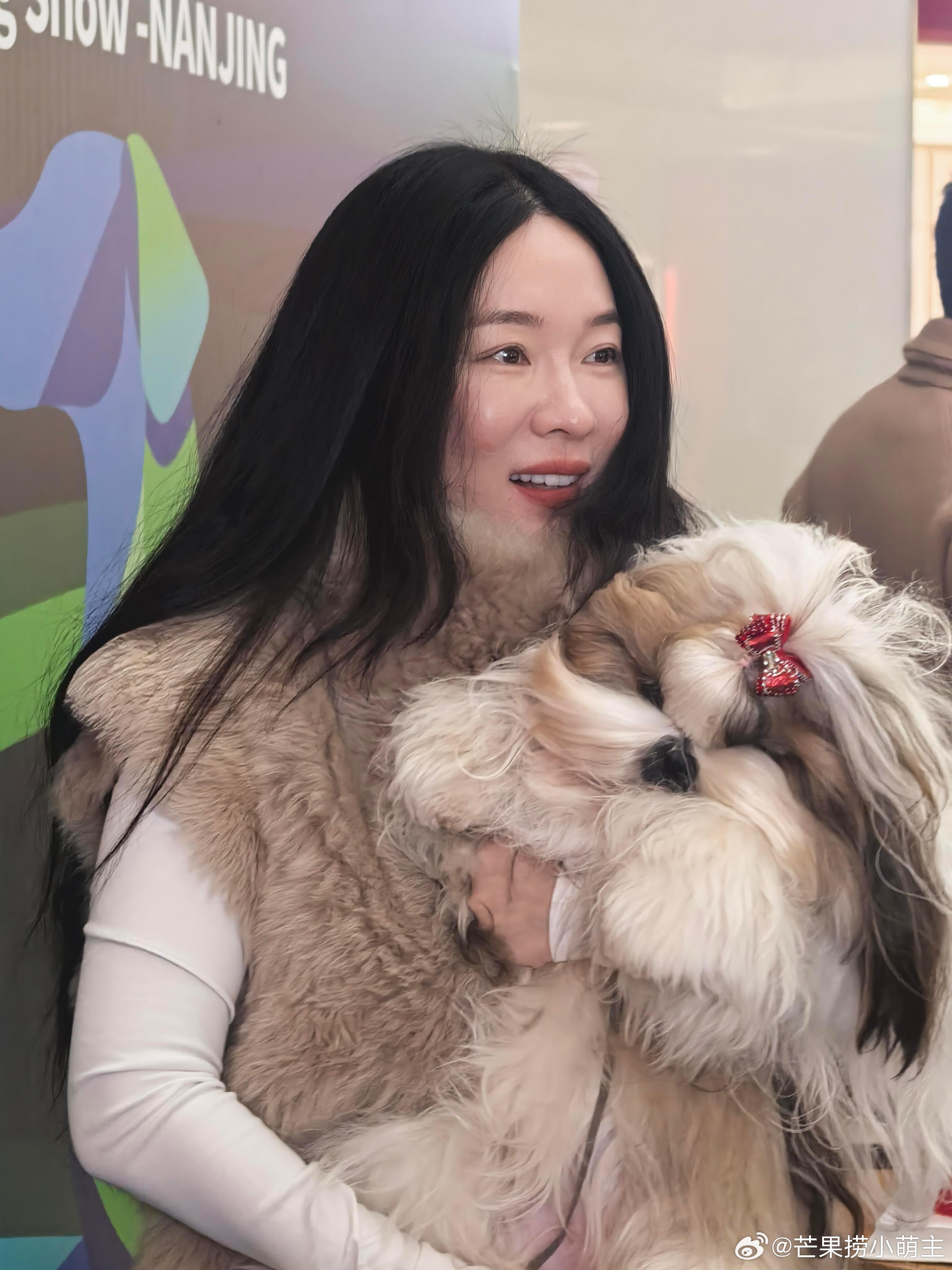 杜江霍思燕参加犬展45岁霍思燕状态 霍思燕参加犬展被偶遇，穿皮草抱西施犬状态在线