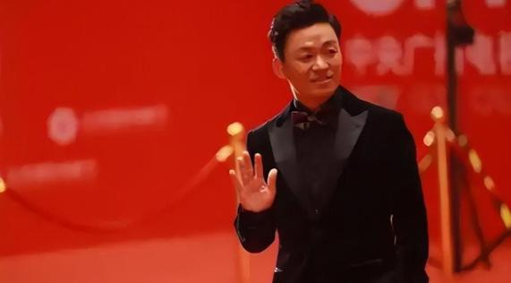 王宝强0票，陈道明说得真没错。一百零一位评委，愣是没一个人投他。四十八票给了易烊