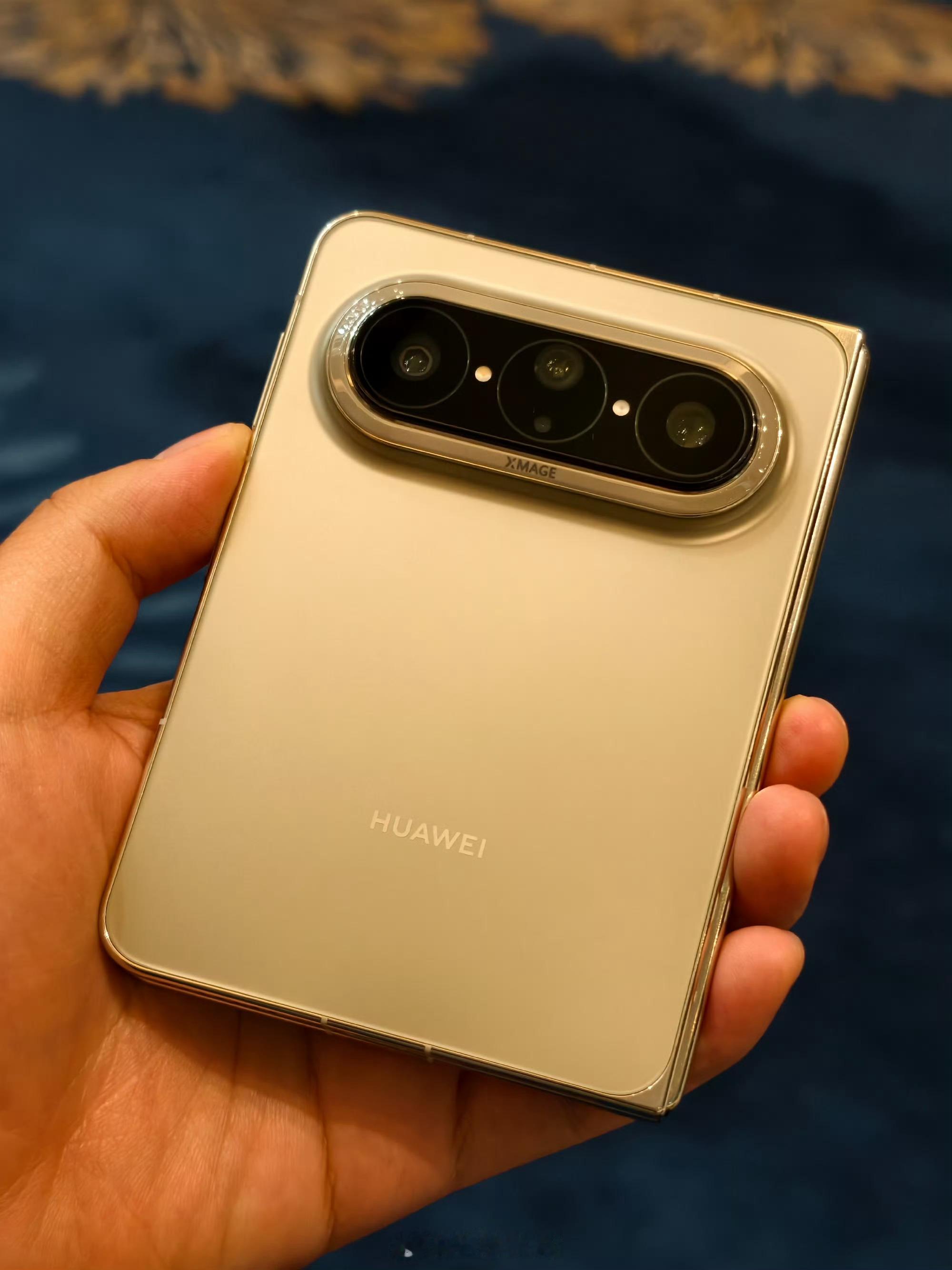 华为大阔折正式开售每一次突破都不负期待，大阔折开售即售罄，阔感屏设计搭配前沿黑科