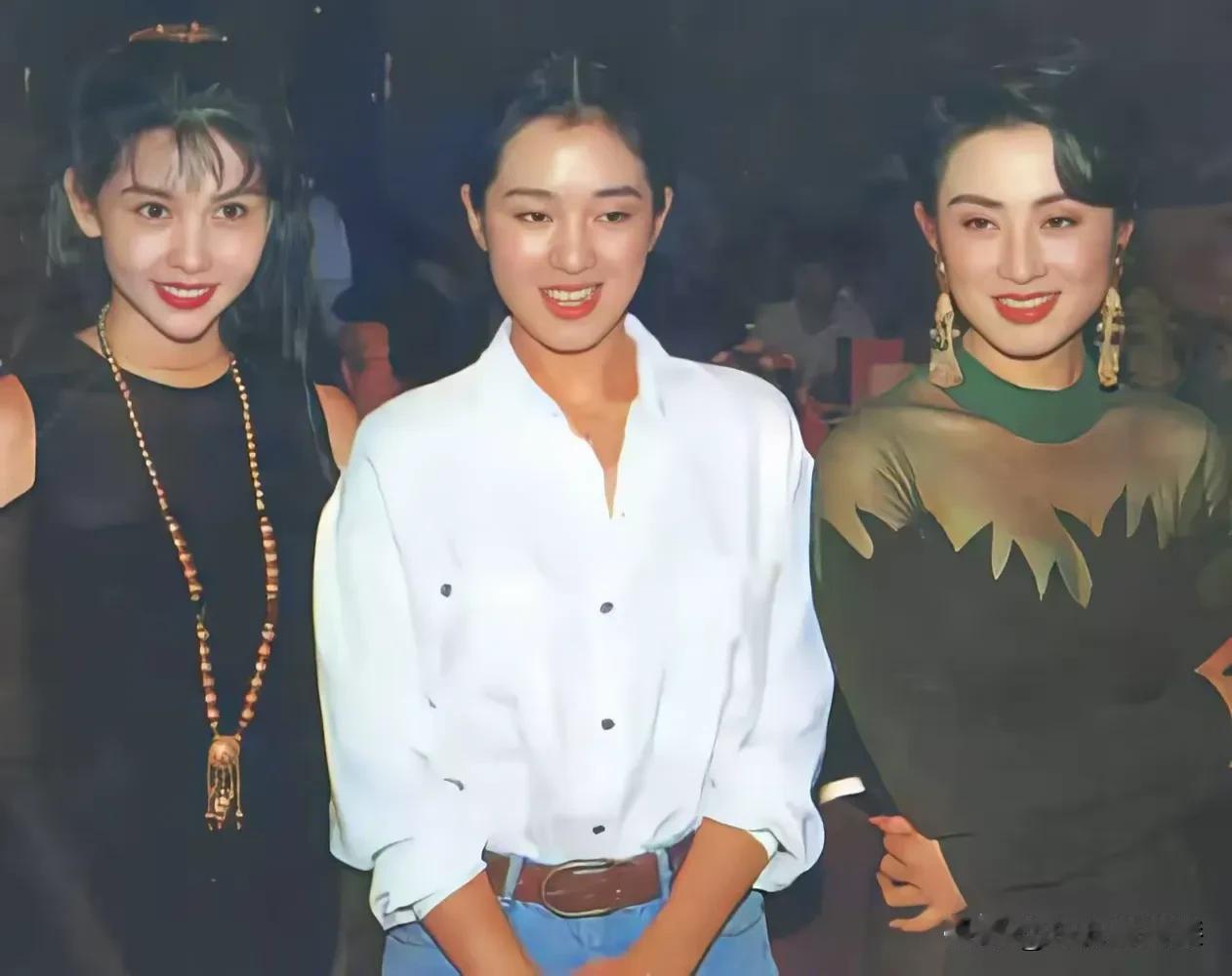 邱淑贞，巩俐，张敏三位大美女站在一起，各有千秋！

       邱淑贞—高贵典