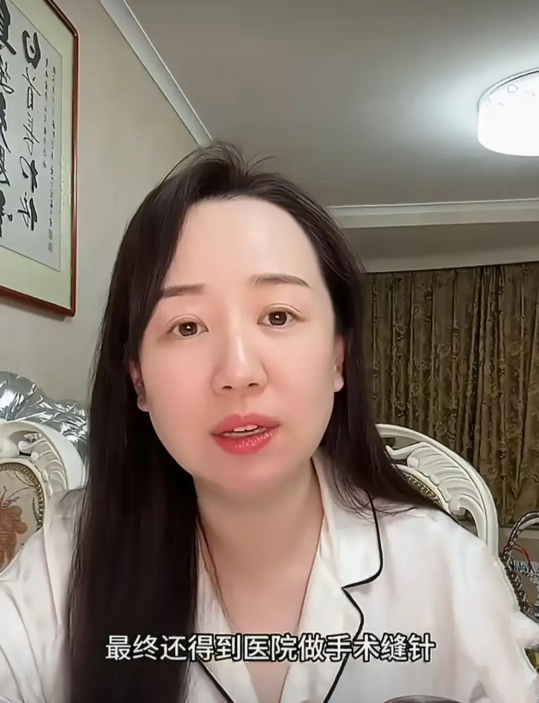 真没想到
关凌这个妈当的也太不靠谱了
不但深夜给儿子的脸弄的缝了4针



而且