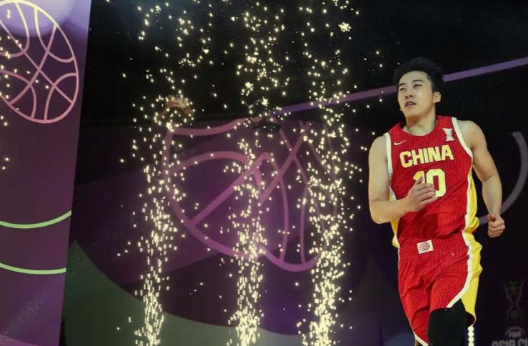 在同样的人生岔路上，王俊杰却做出和淡厚然完全不同的选择。毅然决然放弃1500万签