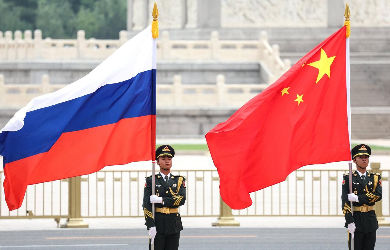 【中俄美大三角，老美应该很羡慕中俄这对关系】最近外交官们非常忙，忙碌的群体还包括