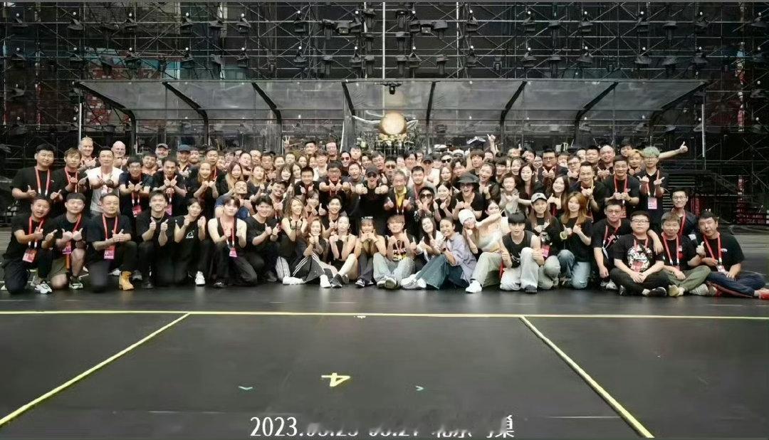 张杰鸟巢工作人员有四百多人四百多名工作人员的汗水与付出，换来万平舞台、梦幻小火车