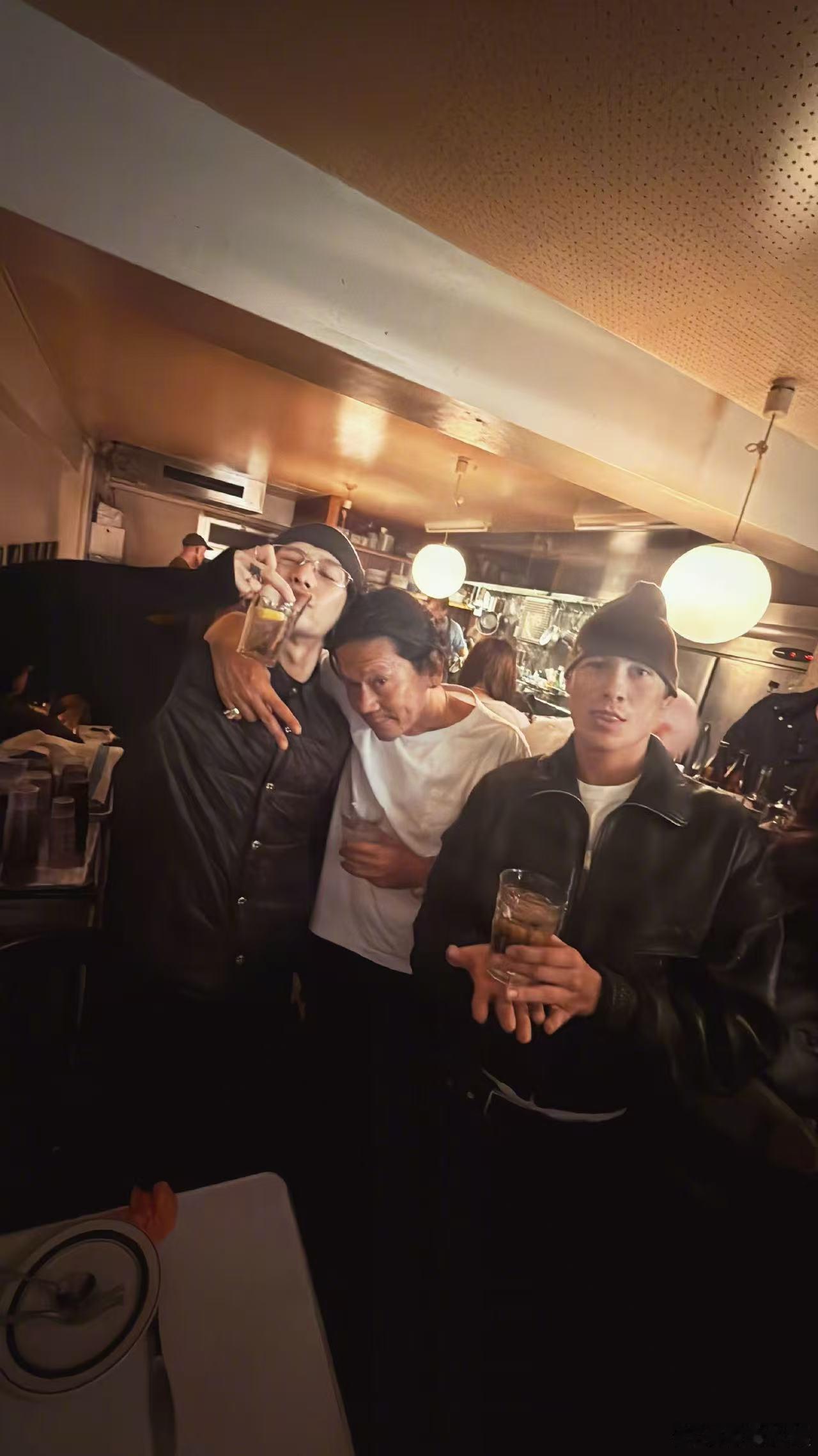 王嘉尔tokyo随拍，帅，行呀那就 