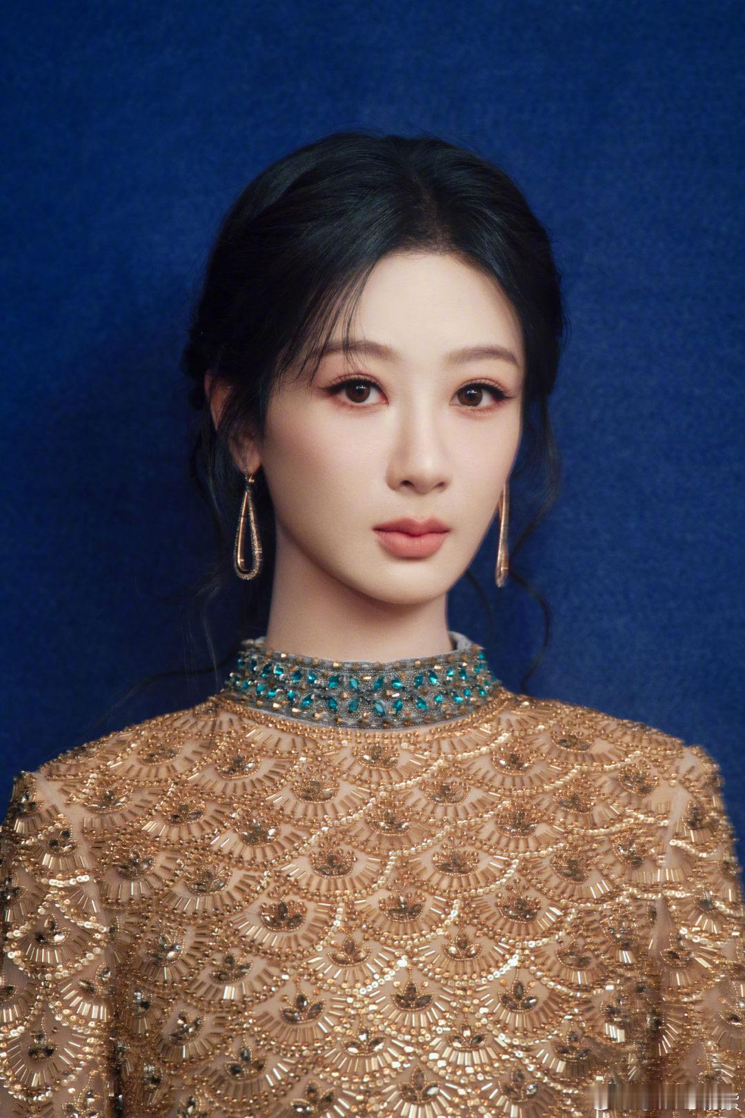 杨紫谢娜边走边聊 隔着屏幕都感受到俩人的开心了，好朋友见面就是要热热闹闹唠不停 