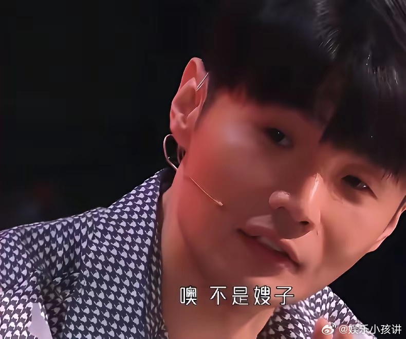 在节目中，李宇春听到好听的歌声问到：是谁的歌呀？谢霆锋斩钉截铁地说：是嫂子的歌！