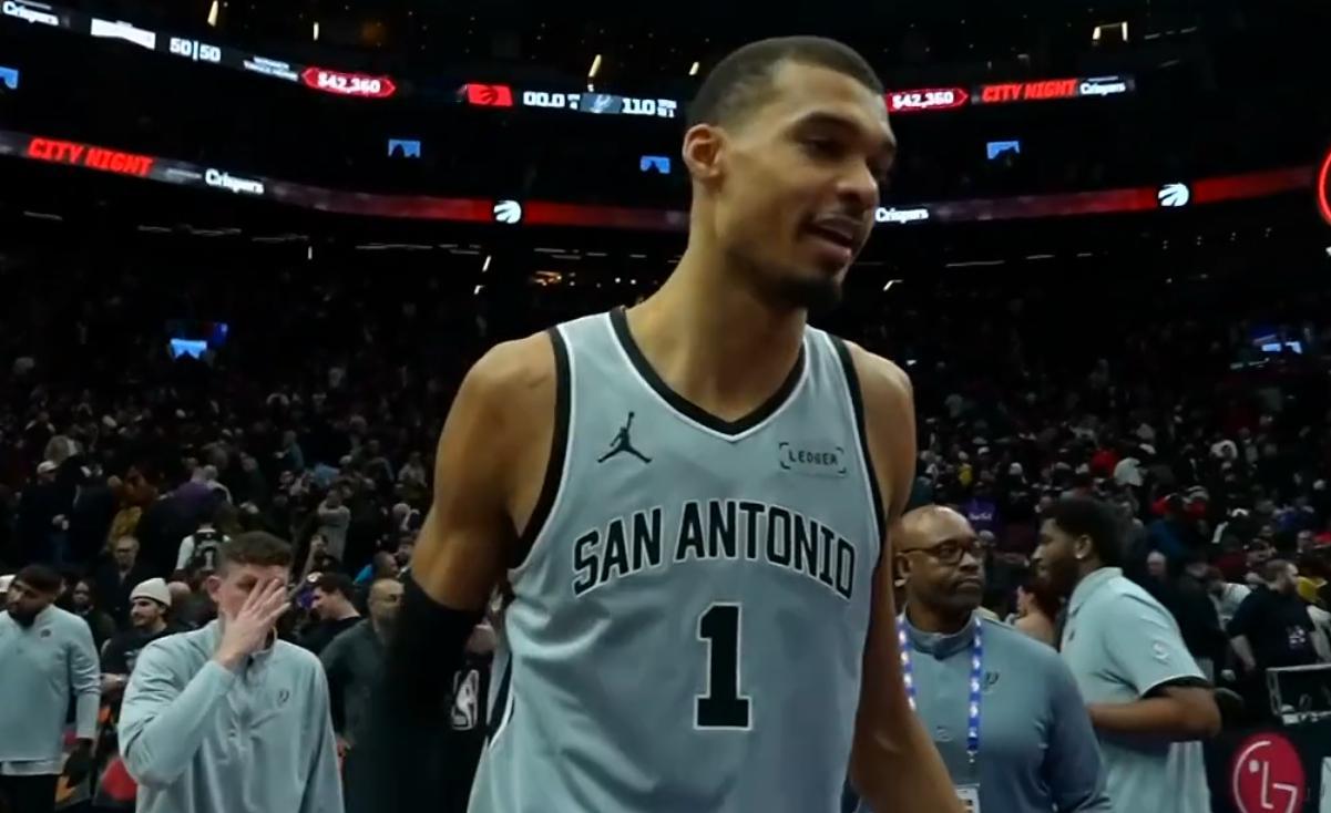 英格拉姆错失绝平三分，马刺110-107击败猛龙取得十连胜，只落后雷霆2个胜场。