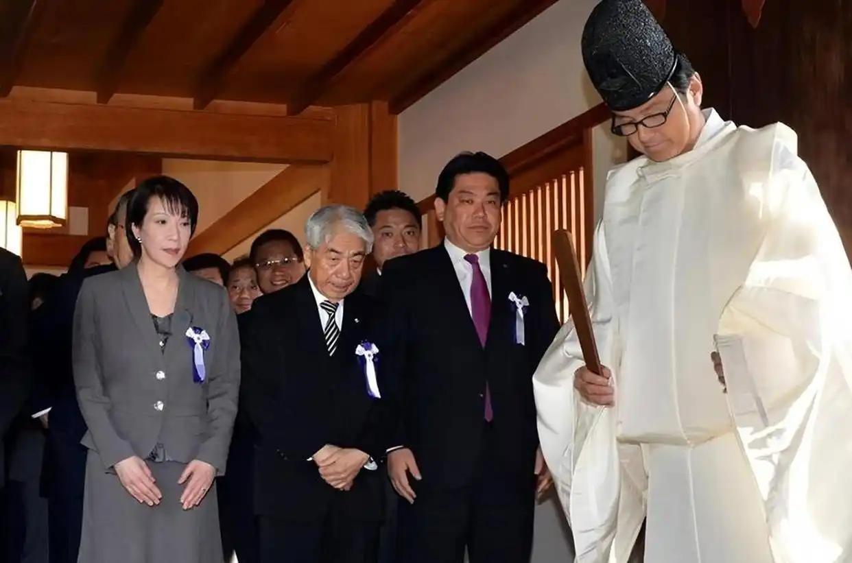 高市早苗真把日本往绝路上带了。她刚连任不到俩月，民调就从70%-80%暴跌到50