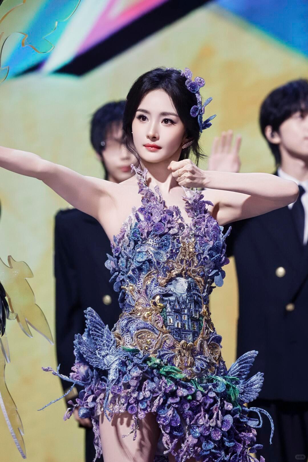 神级射箭的又一组美图，杨幂用脸鲨人！太漂亮了，惊为天人的美貌！！[awsl][a