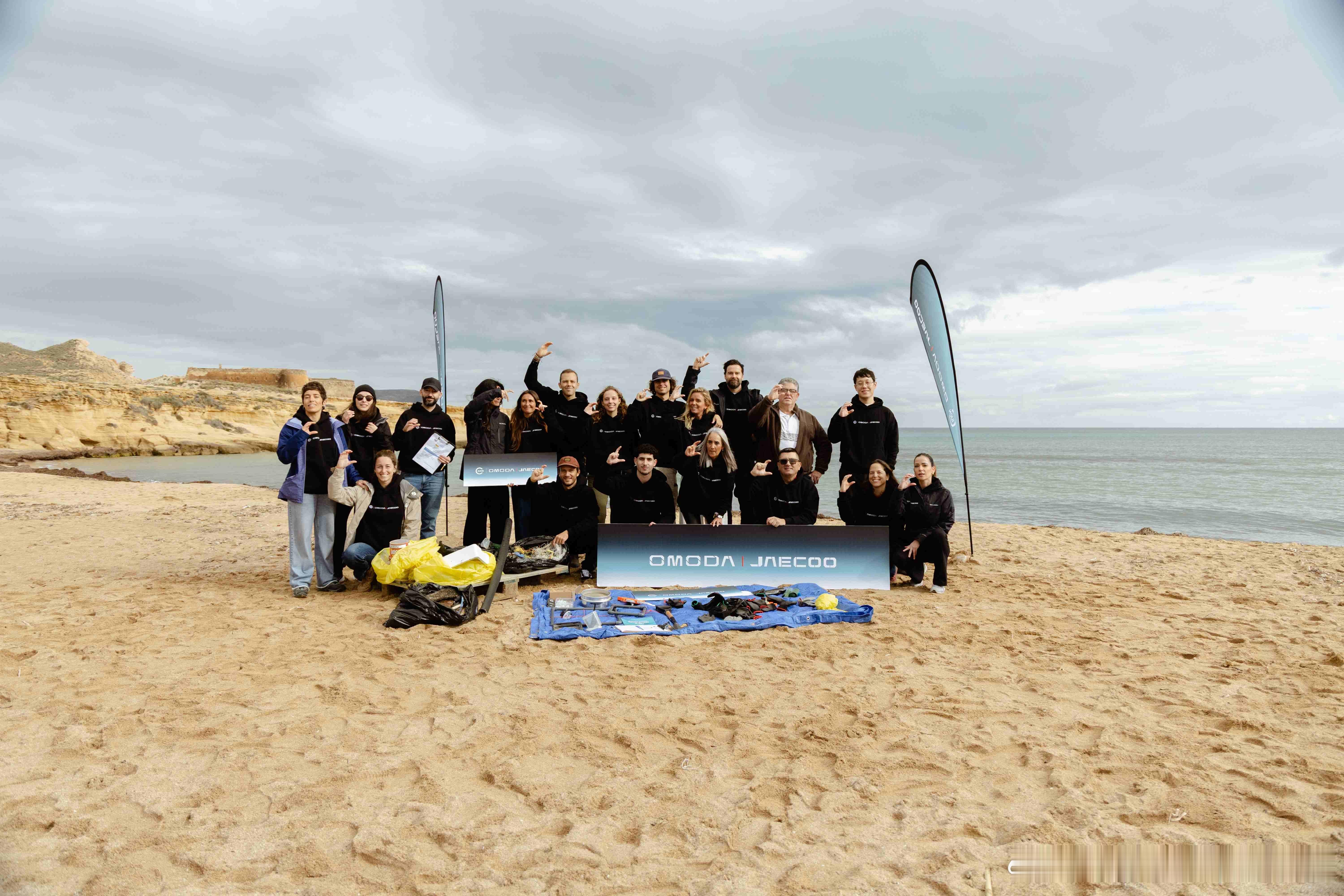 告别恶性内卷，汽车行业需回归价值竞争当下，中国汽车产业领跑全球产销，电动化、智能