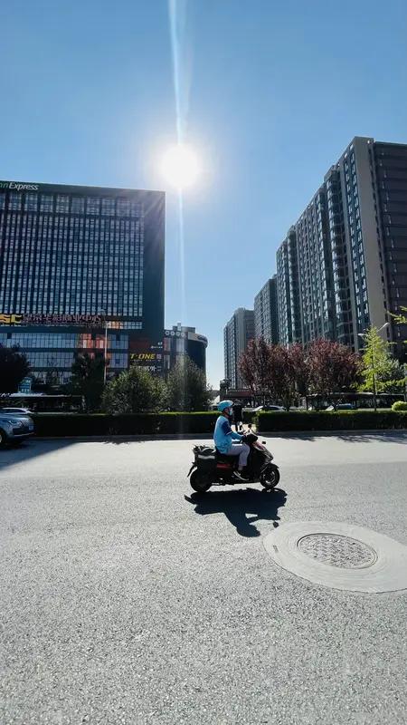 高温天气你会选择全天开空调吗高温天气也不用全天开空调。上午开四个小时空调，室内温
