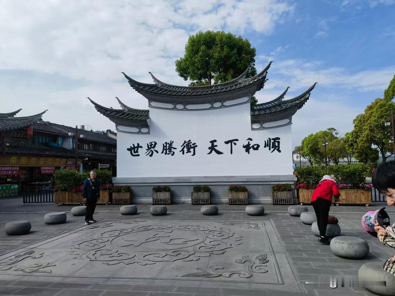 喜怒哀乐写岁月，下联，酸甜苦辣品人生。