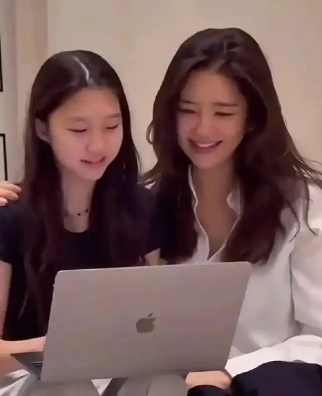 备受争议的第三者金熙英与十六岁女儿同框合影，容貌和身材比女儿还要出众 