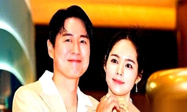 男的还在节目上抱怨，说为了孩子上学的事儿，跟老婆吵得不可开交。
镜头一转，他老婆