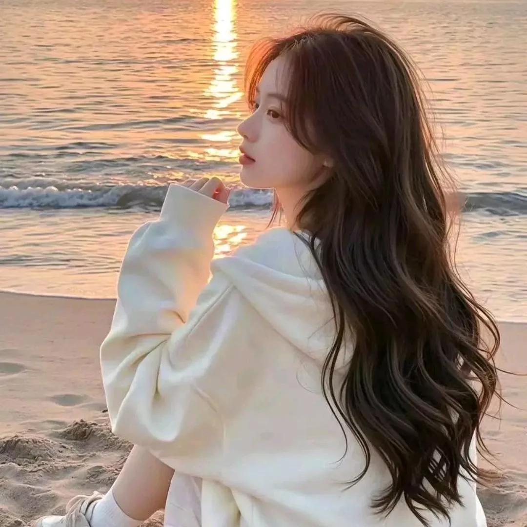 海边的浪漫时刻，温柔地凝视远方