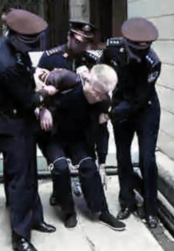 2003年，重庆，一名死刑犯在被押赴刑场的途中，被吓得腿软已经走不动路，中间几次