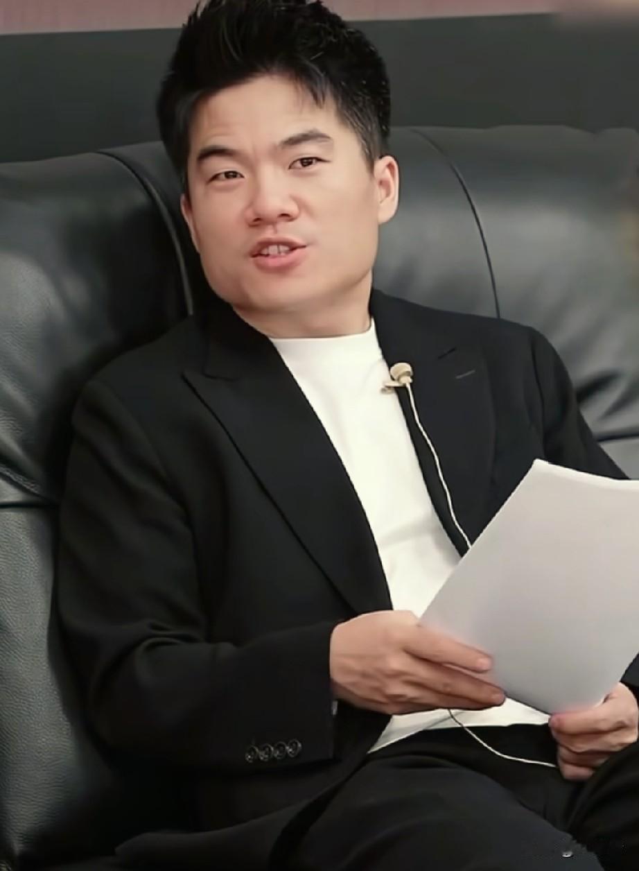 我一直知道董宇辉优秀，但没想到他这么优秀。
    从一开始拿他和前公司某明、某